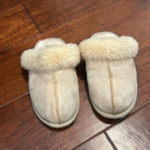 WHITE UGG SLIPPERS